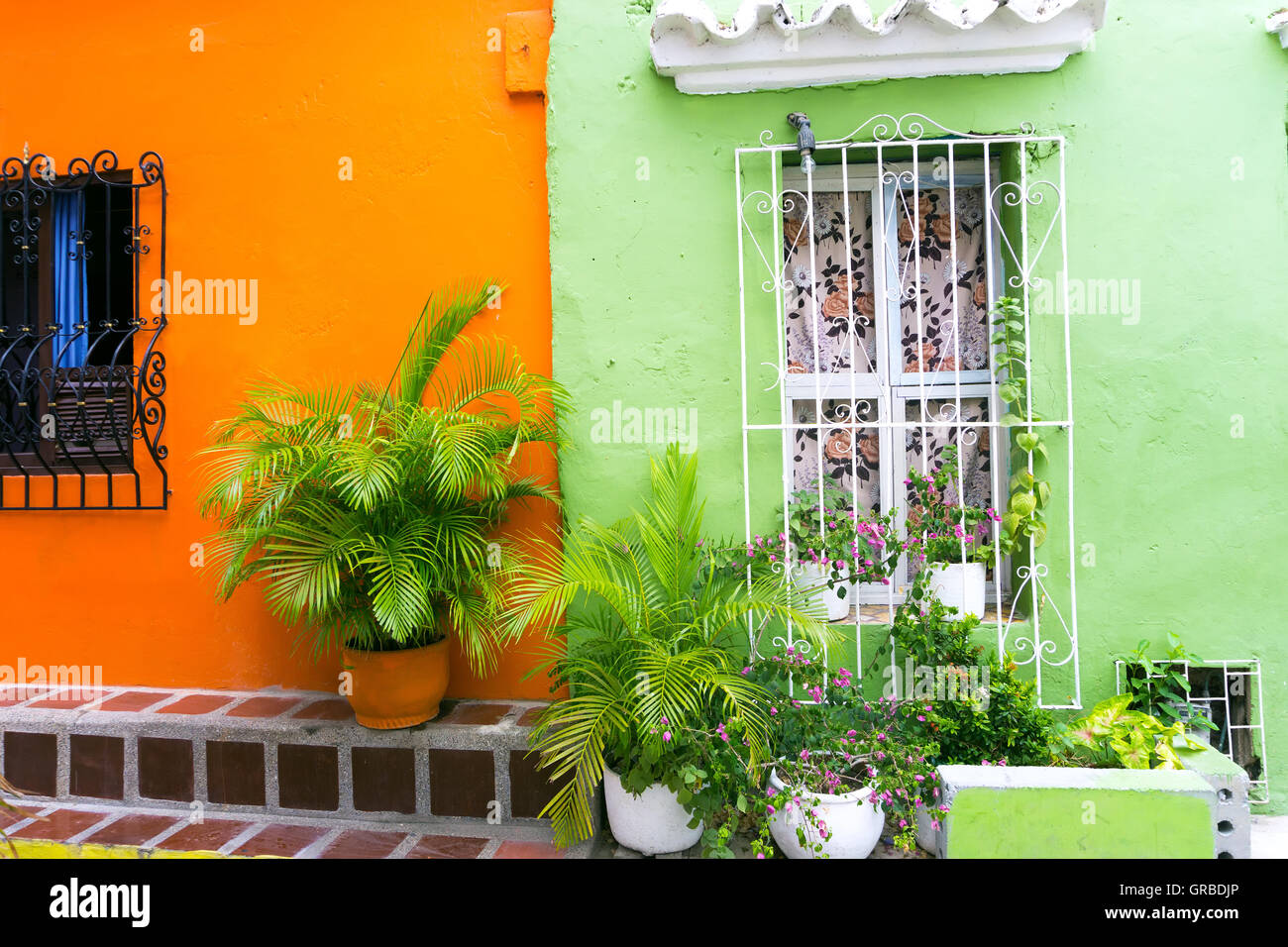Schön grün und orange Kolonialarchitektur mit grünen Pflanzen in Cartagena, Kolumbien Stockfoto