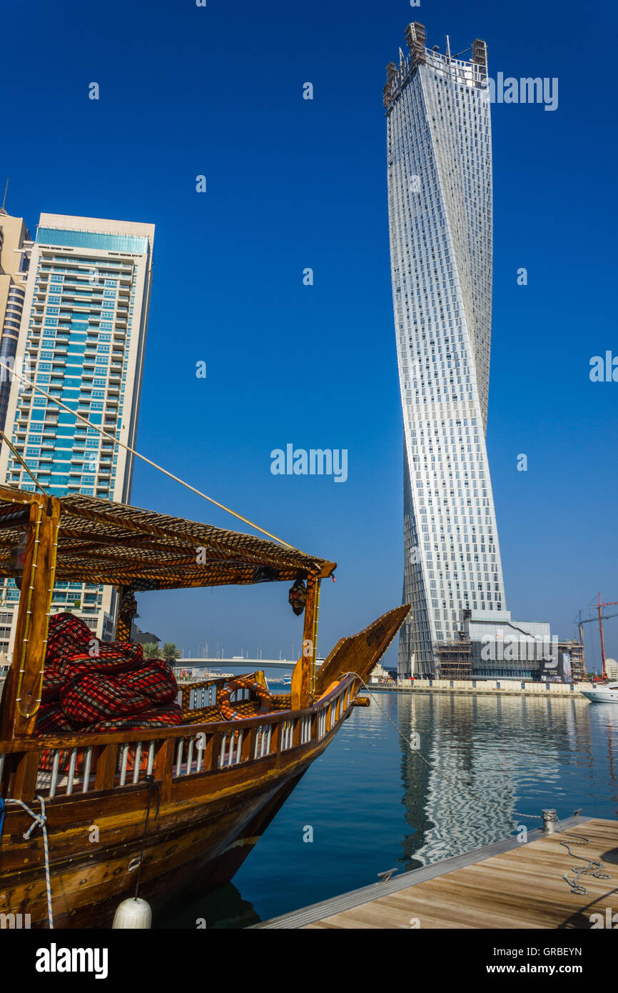 High-Rise Gebäude und Straßen in Dubai, Vereinigte Arabische Emirate Stockfoto