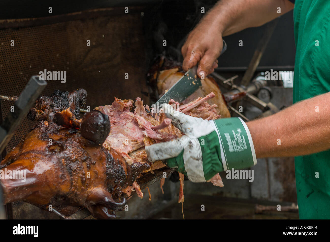 Frisch gegrilltes Spanferkel ist getrennt von der Grillmeister Stockfoto