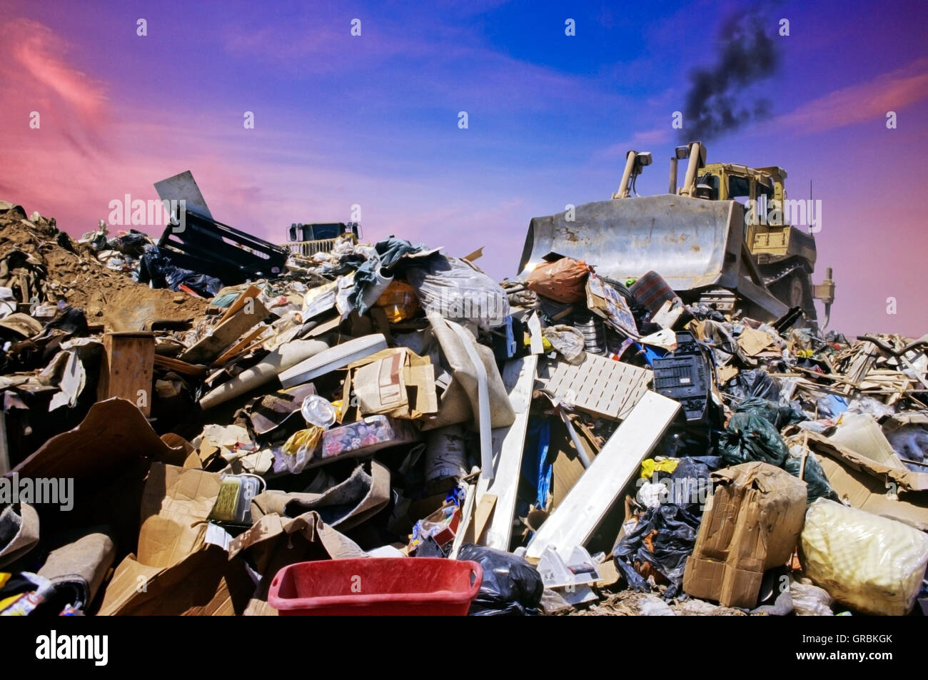 Planierraupe beweglichen Müll auf der Deponie Stockfoto