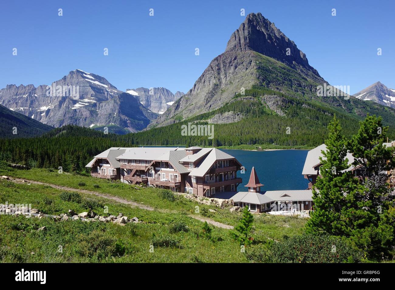 Viele Gletscher Lodge, Glacier National Park, Montana. Grinnell Point ist im Hintergrund, über den See Stockfoto