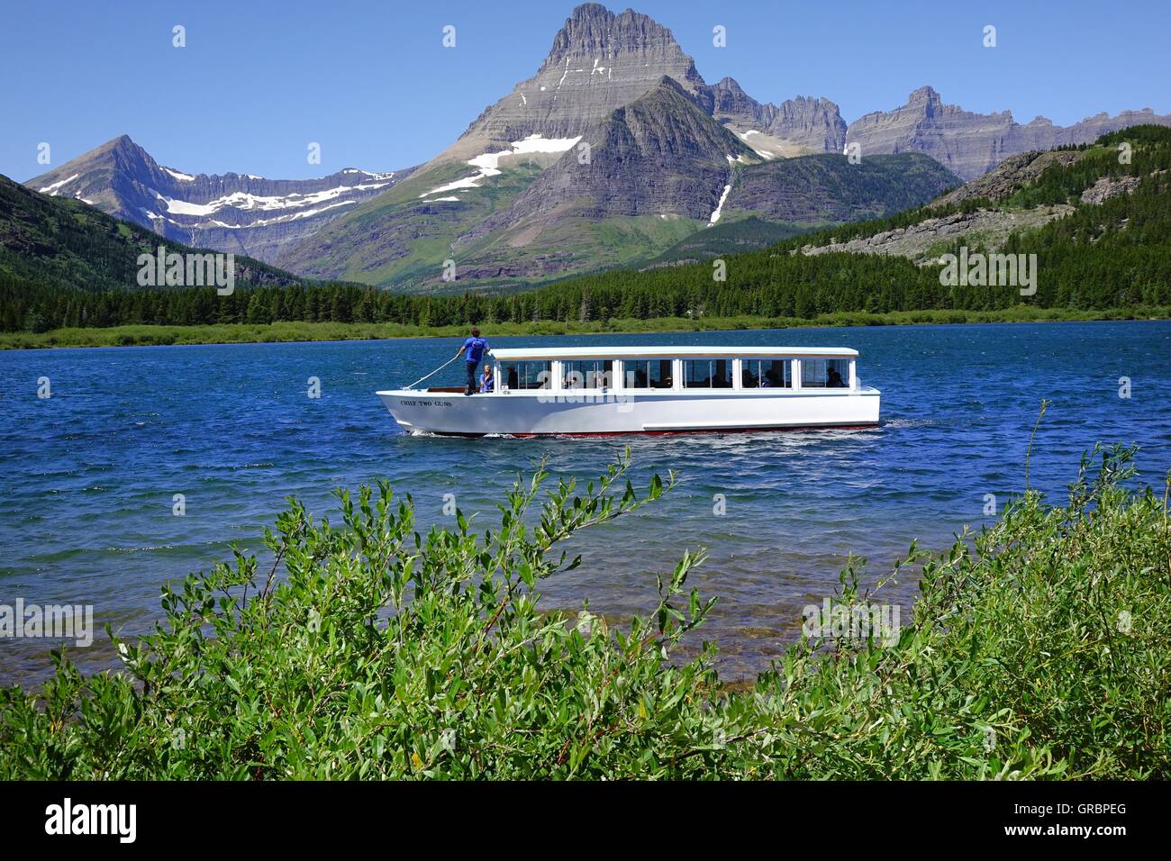 Ausflugsschiff auf Swiftcurrent Lake, viele Gletschergebiet, Glacier National Park, Montana Stockfoto