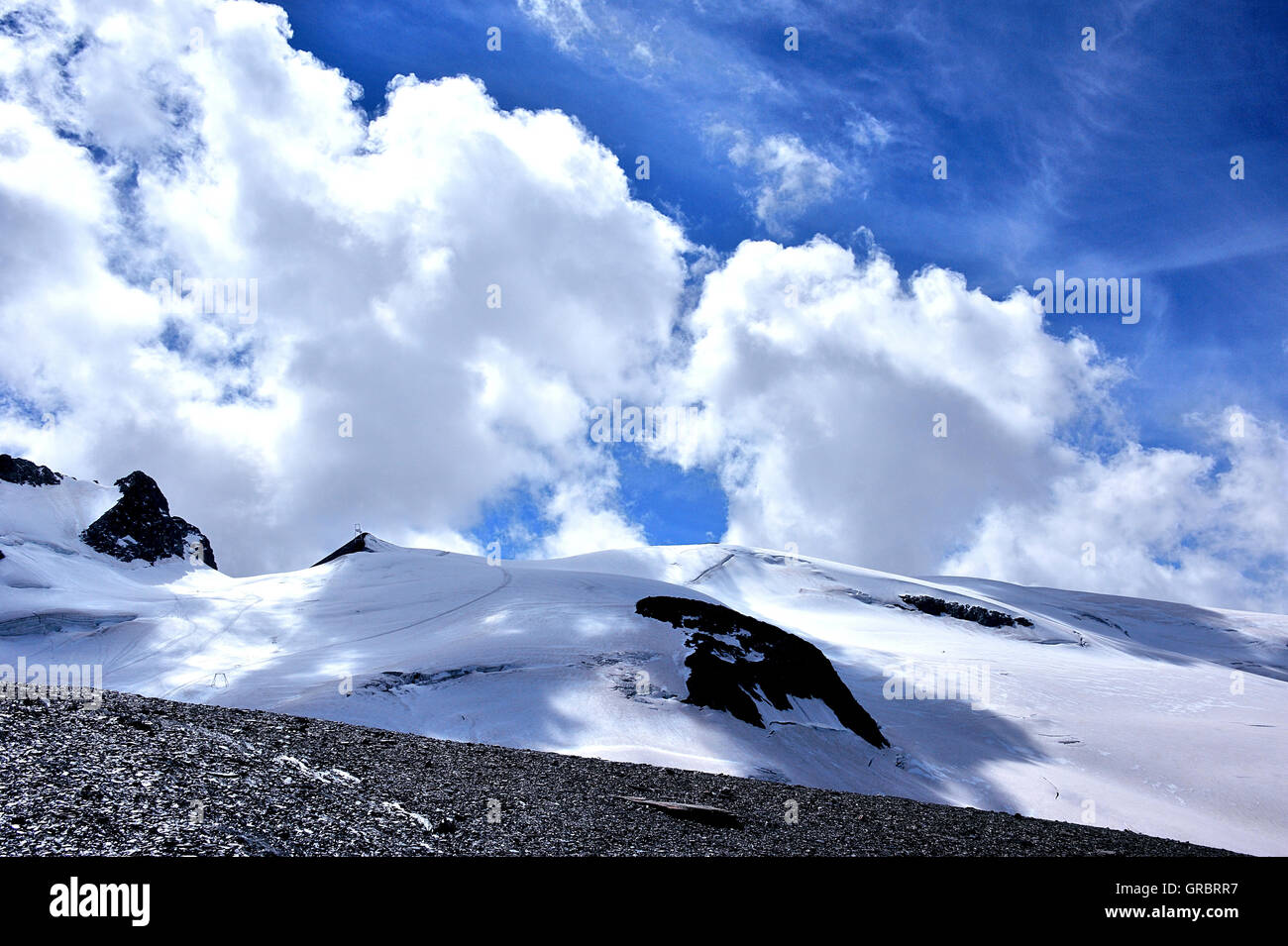 Skigebiet auf einer Gletscherlandschaft, La Meije, Französische Alpen, Frankreich Stockfoto
