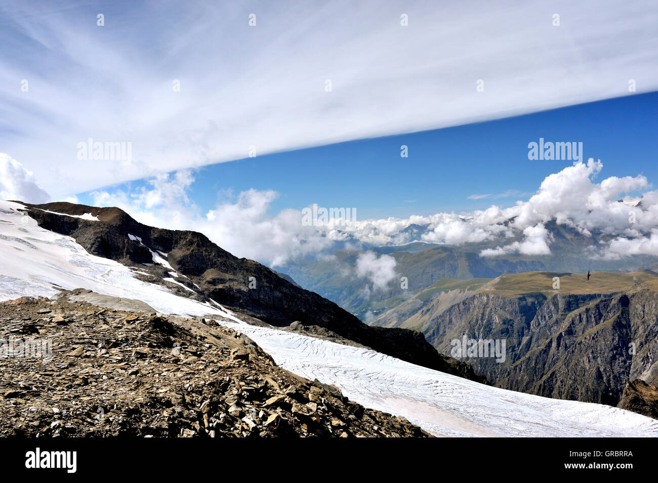 Panoramablick auf den Berg-Plateau Emparis mit Atmosphärenschichten, Cirrostratus Wolken, Frankreich Stockfoto