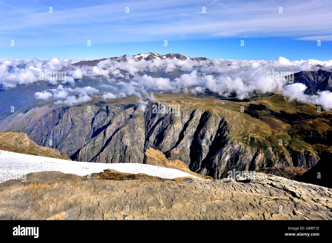 Panoramablick auf die Hochebene D Emparis und die Gebirgskette der Grandes Rousses Alpen-Savoie im Hintergrund, vermitteln den Eindruck der Erdkrümmung, Frankreich Stockfoto