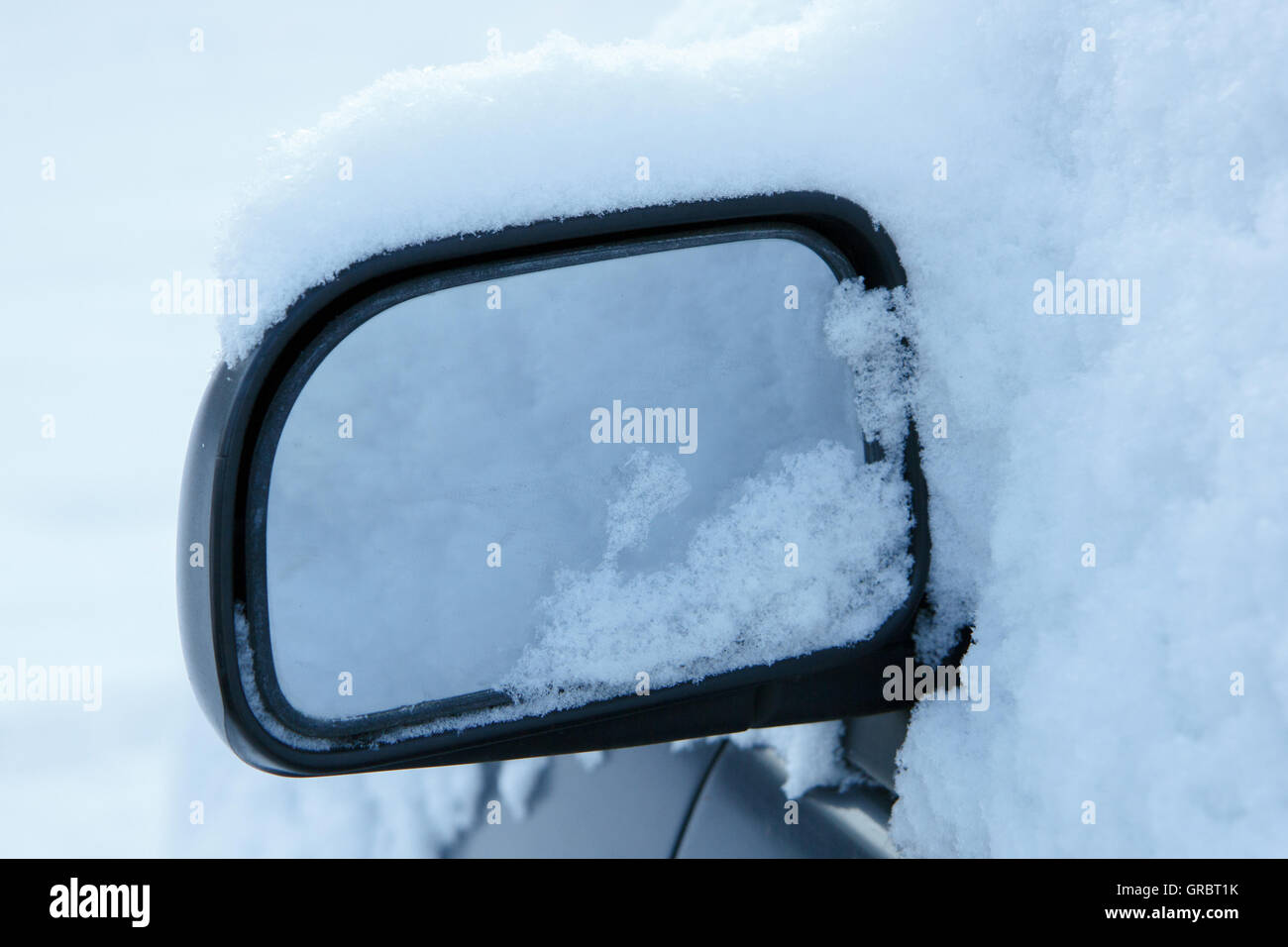Verschneite Autospiegel Stockfoto