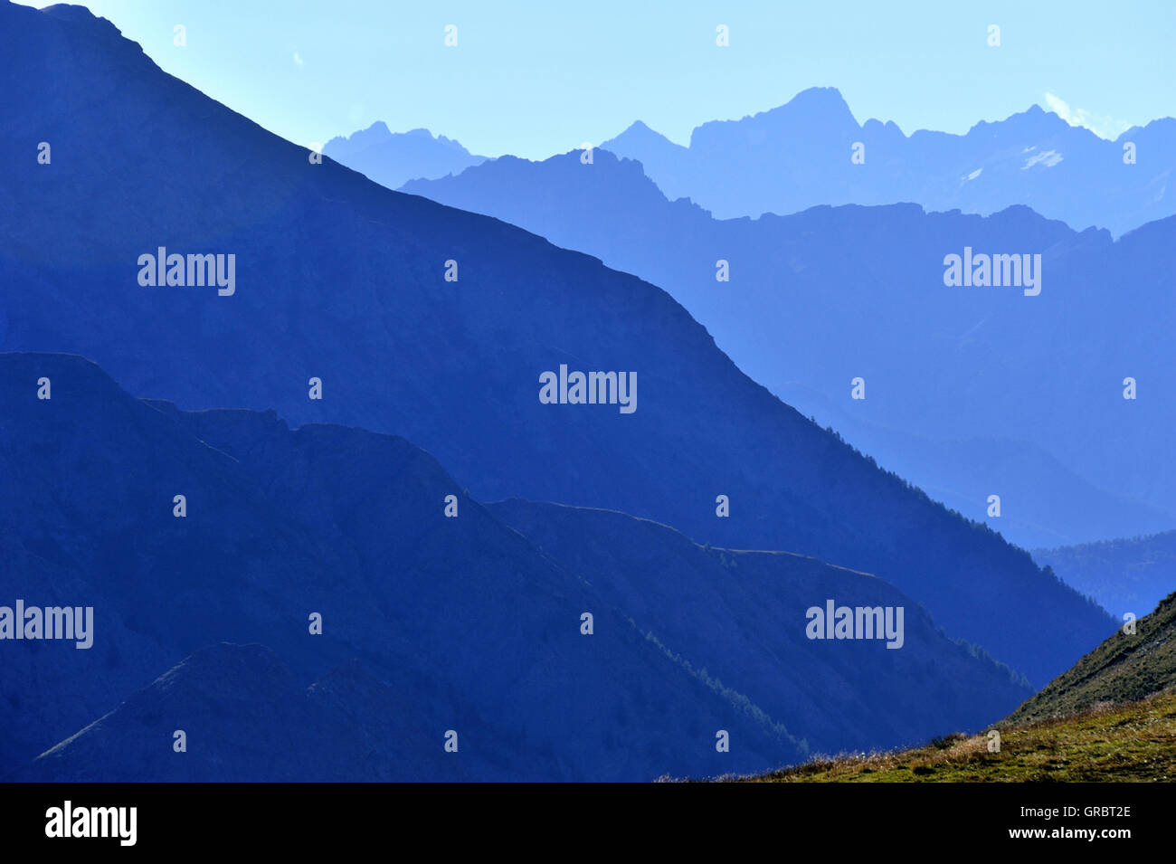 Silhouetten von Bergketten, Vallée Du Aigue Handschuhfabrikation, Französische Alpen, Frankreich Stockfoto