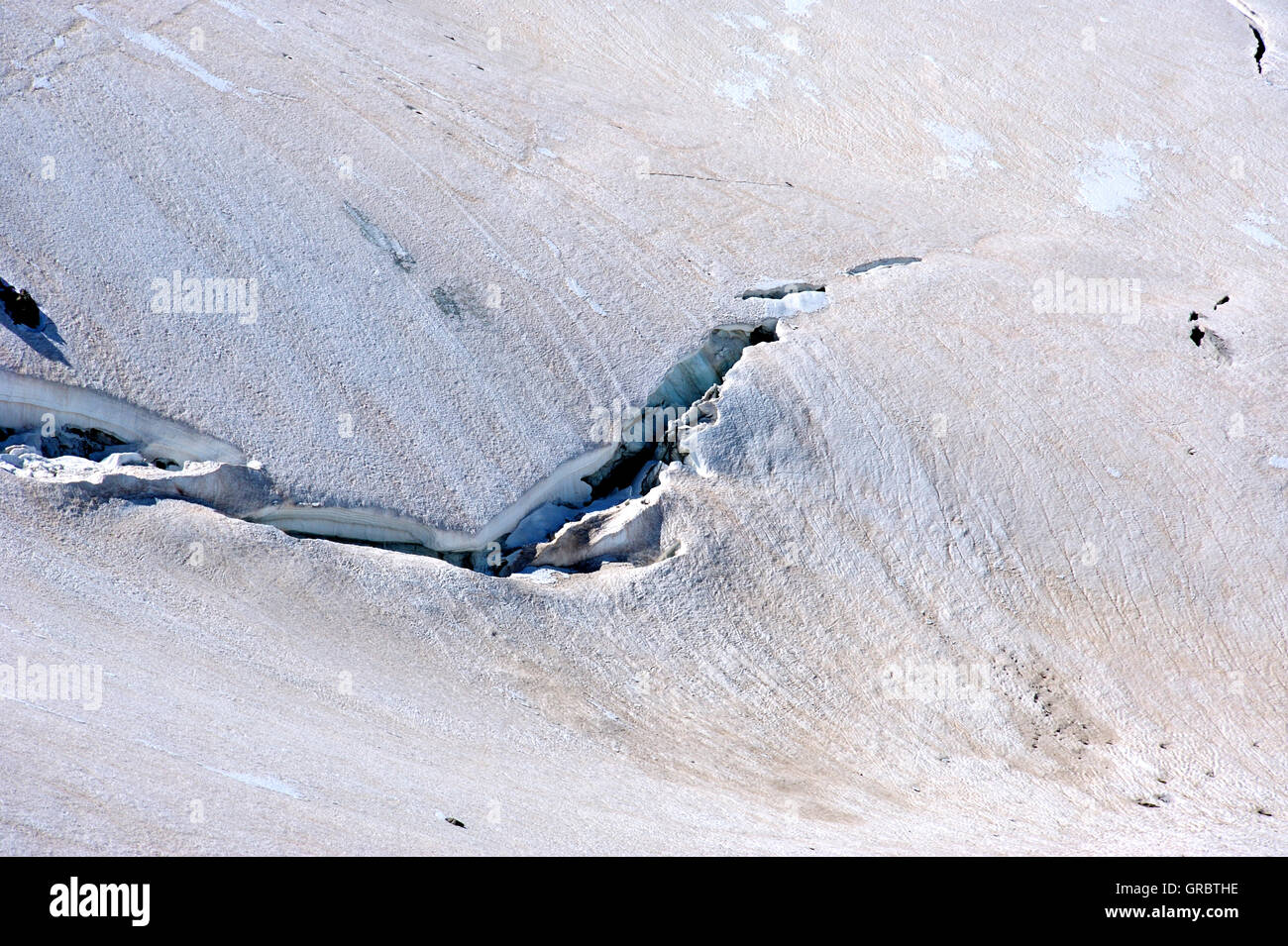 Gletscherspalte im Gletscherfeld am La Meije, Französische Alpen, Frankreich Stockfoto