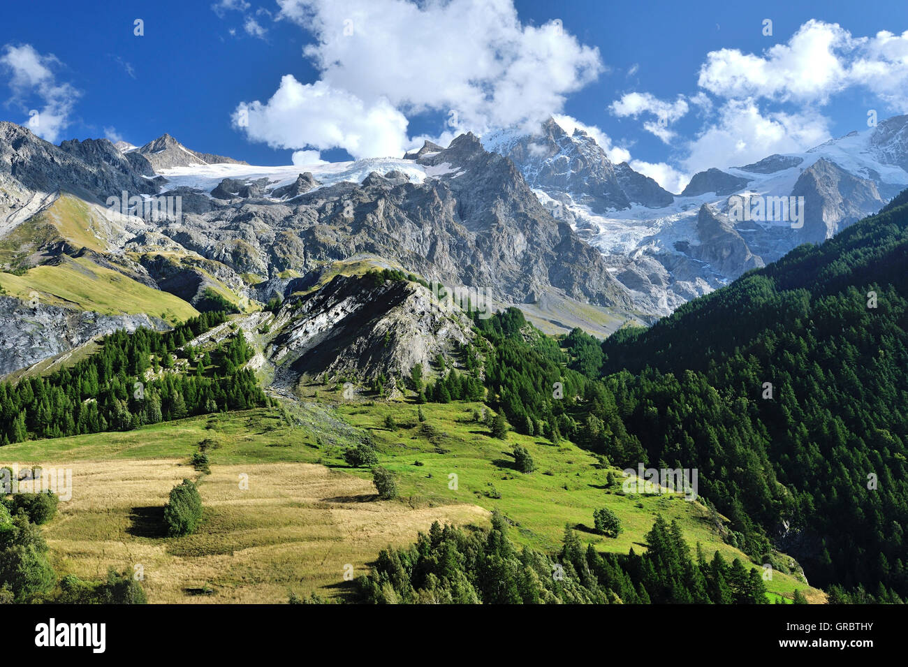 Alpine Landschaft mit grünen Hügeln und schneebedeckten Bergen des Dorfes La Grave, Französische Alpen, Frankreich Stockfoto