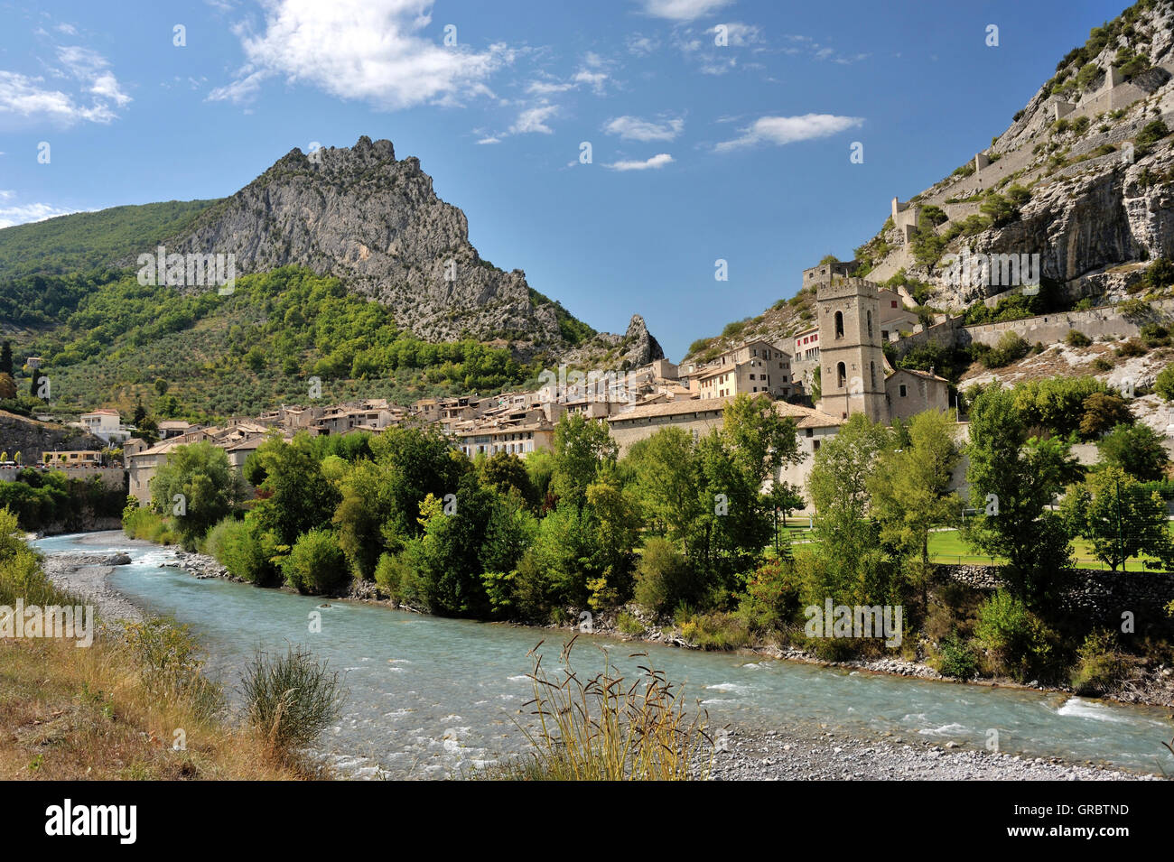 Entrevaux Stadt am Ufer des Fluss Var, Französische Alpen, Frankreich Stockfoto
