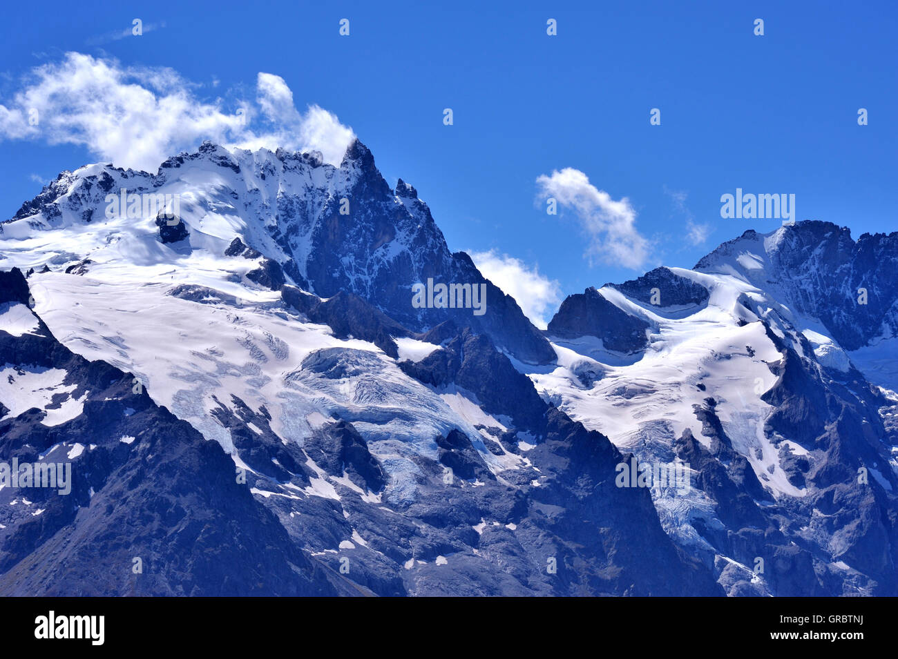 Traumhafte Berggipfel mit Schnee und Eis, Französische Alpen, Frankreich Stockfoto