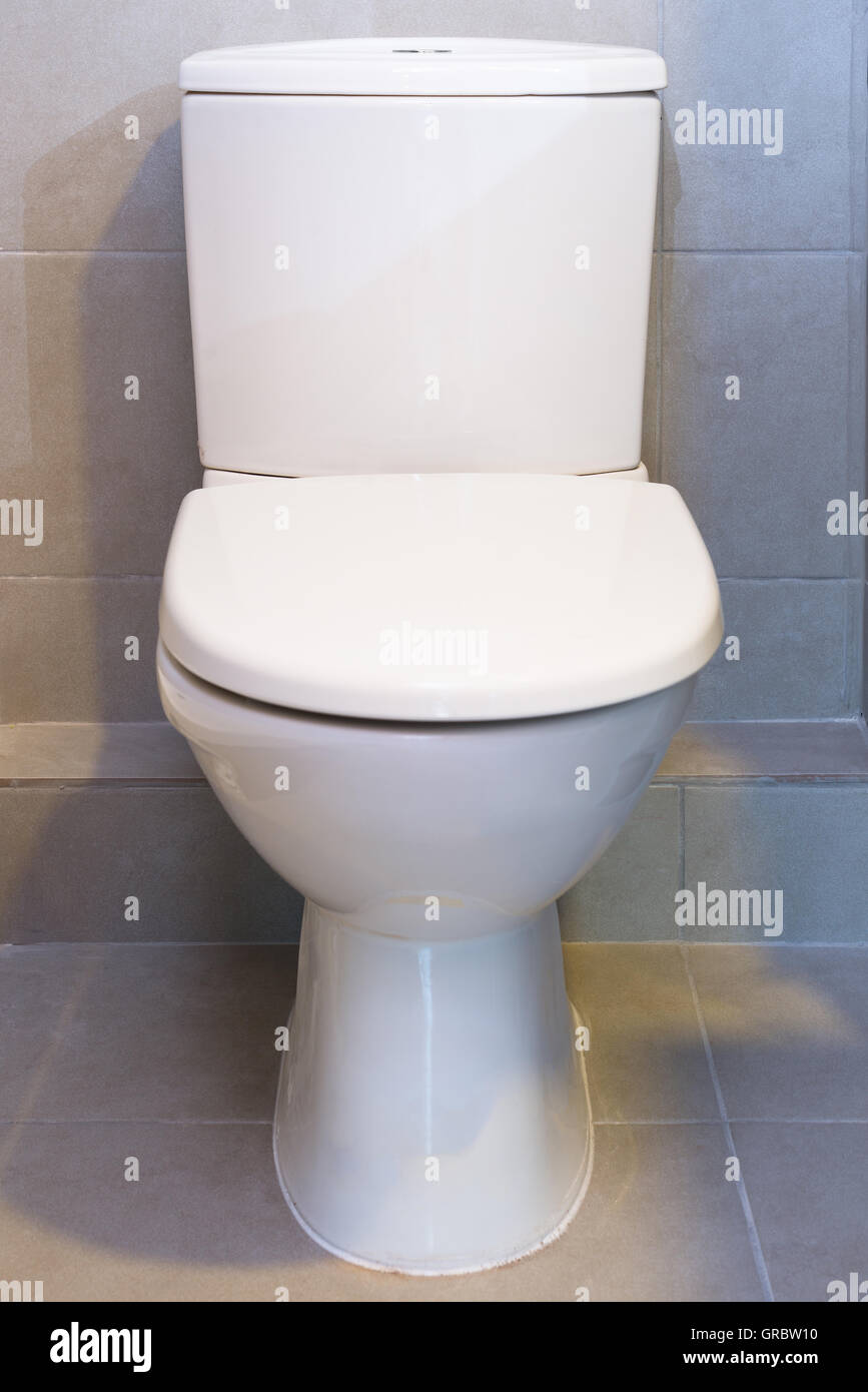 Einen frontalen Blick auf eine weiße Toilette Stockfoto