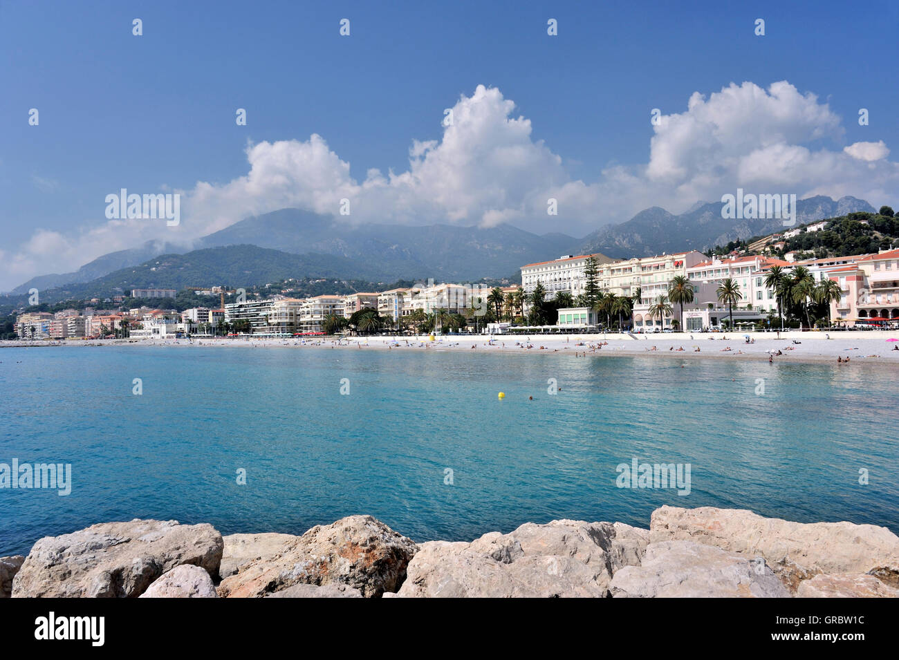 Panoramablick über die Küste gesehen von Menton, Côte d ' Azur mit Hotels und Strände In der Kulisse der Berge der Seealpen, Französische Alpen, Frankreich Stockfoto