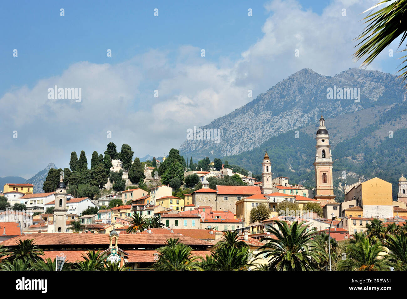 Malerisches Städtchen Menton an der Côte d ' Azur, Schnuggelige Grenze zu Italien, Blick auf die Stadt von der Küste vor den Seealpen, Französische Alpen, Frankreich Stockfoto