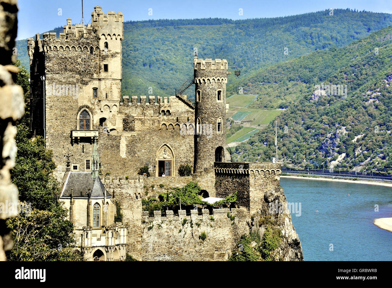 Schließen Sie die Ansicht der Burg Rheinstein oberhalb des Rheins, Oberes Mittelrheintal, Deutschland Stockfoto Schließen Sie die Ansicht der Burg Rheinstein oberhalb des Rheins, Oberes Mittelrheintal, Deutschland Stockfoto