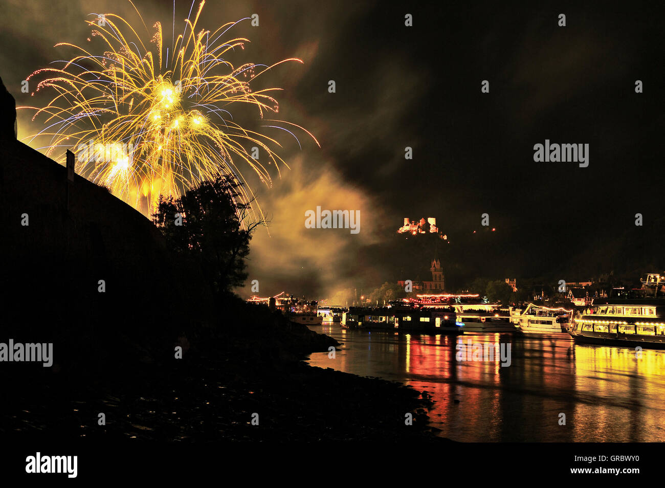 Feuerwerk im Stadt Oberwesel für das Festival der Rhein In Flammen, Burg Schönburg, Sportboote auf dem Rhein, Oberes Mittelrheintal, Deutschland Stockfoto