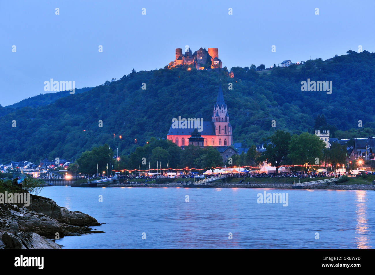 Beleuchtete Stadt Oberwesel und Schönburg Castle auf dem Festival von Rhein In Flammen, Oberes Mittelrheintal, Deutschland Stockfoto