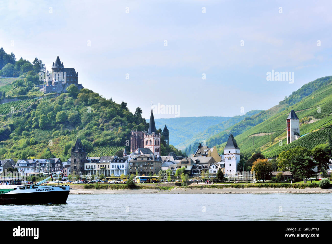 Stadt Bacharach im Mittelrheintal und Burg Stahleck, Oberes Mittelrheintal, Deutschland Stockfoto