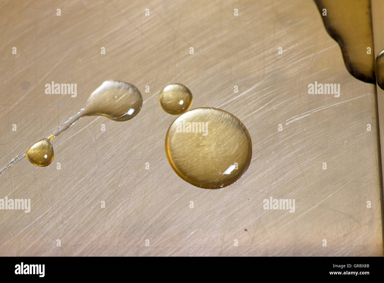 Honeydrops auf Chromstahl Stockfoto