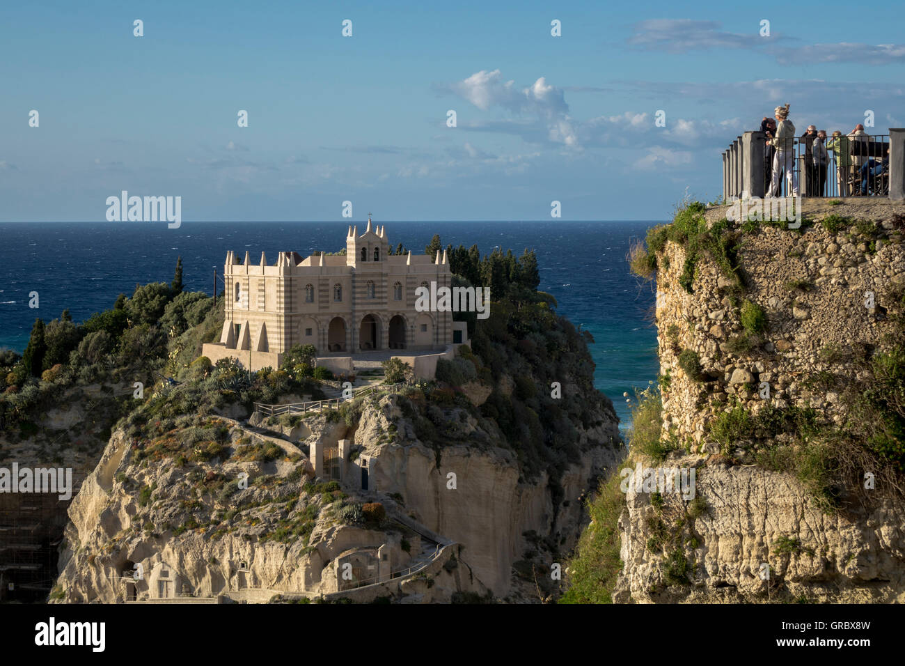 Menschen auf der Terrasse, auf der Suche nach Benediktinerkloster Santa Maria Dell Isola, Tropea, Kalabrien, Italien Stockfoto