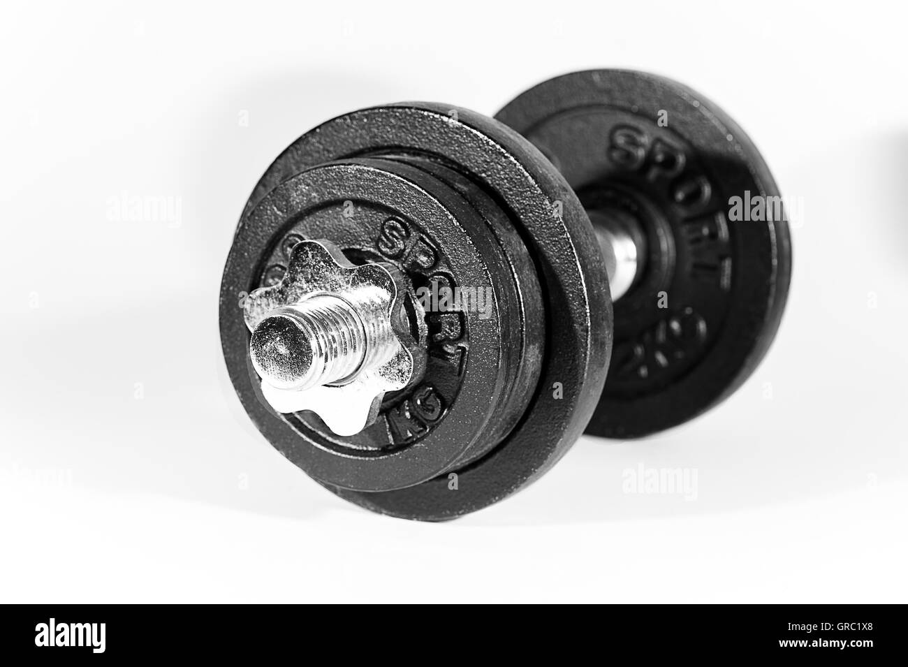 Chrom-Hantel mit schwarzen Gewichte auf weißem Hintergrund Stockfoto