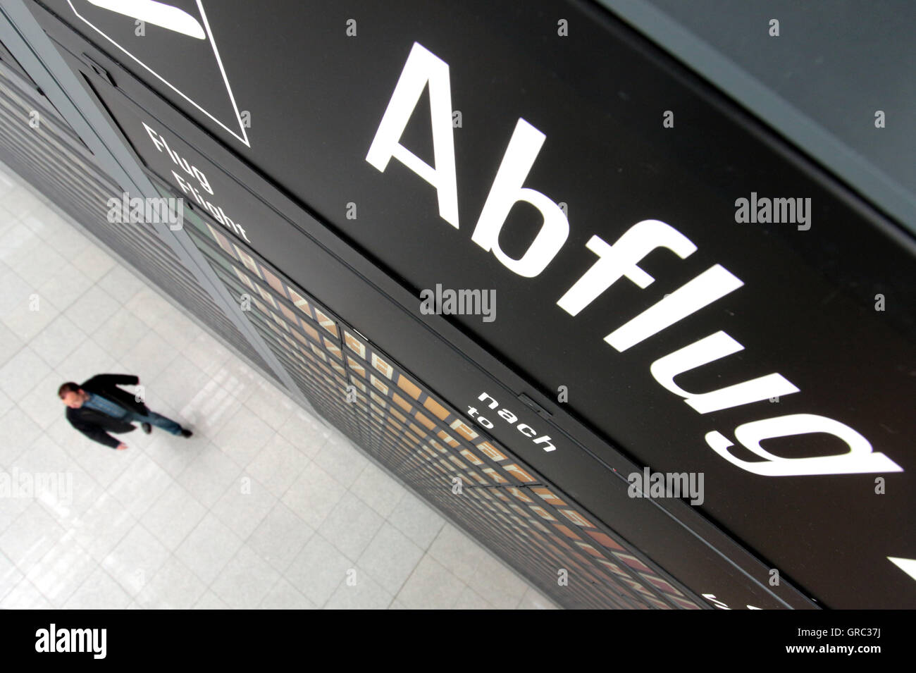 Verkündigung-Board mit Abfahrten und PKW Stockfoto