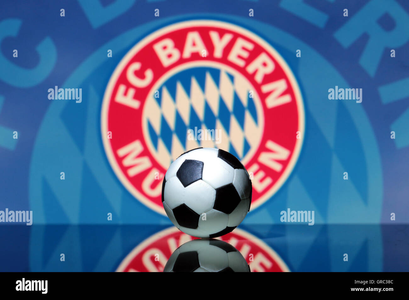 Fussball Und Das Logo Des Fc Bayern Munchen Stockfotografie Alamy