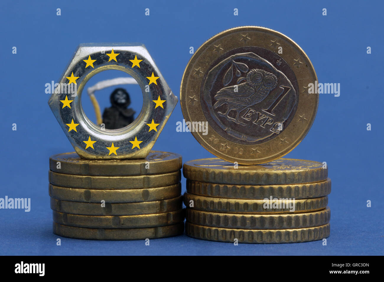 Mutter Bolzen mit Eu-Fllag und Reaper neben griechischen Euro-Münze Stockfoto