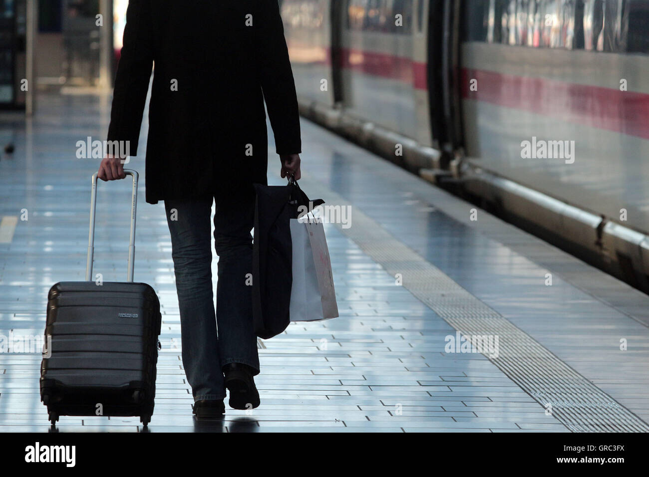 Business-Reisende zu Fuß zum Bahnhof Stockfoto