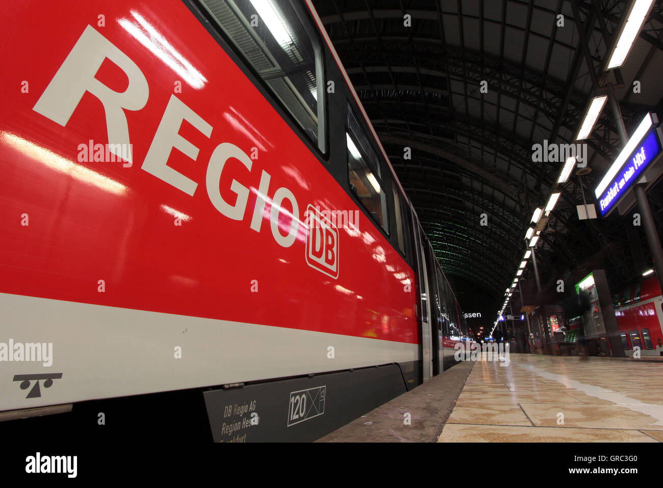 Regionale s-Bahn am Hauptbahnhof Frankfurt warten Stockfoto