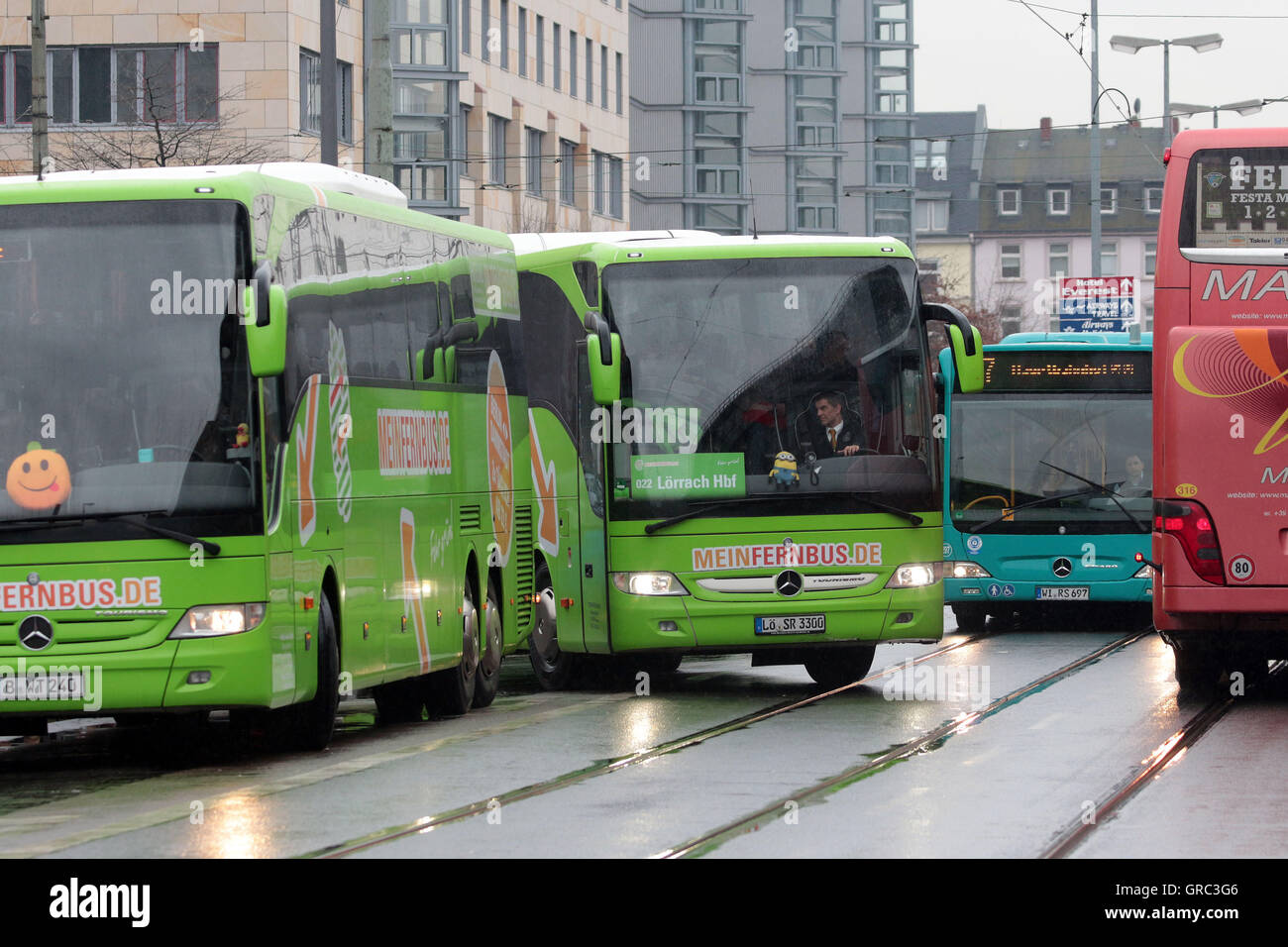 Long Distance Busse verursachen Staus aufgrund mangelnder Parkplätze am Frankfurter Hauptbahnhof Stockfoto