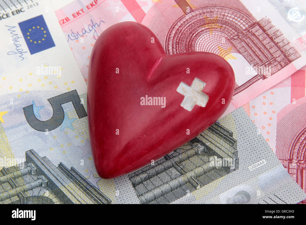 Herz mit Schweizer Kreuz auf Euro-Scheine Stockfoto