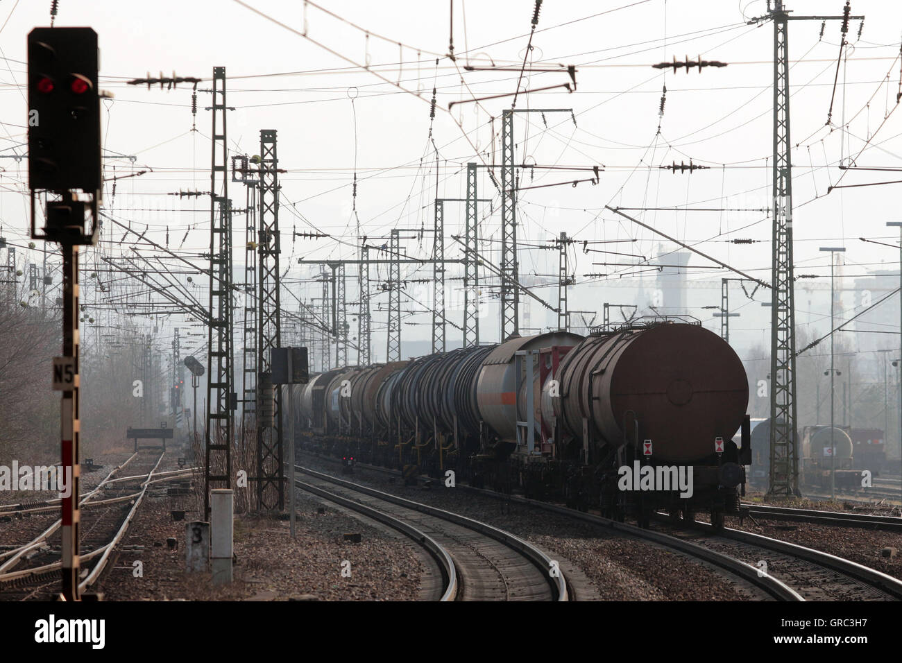 Güterzug der Sbb Schweizer Bahn auf dem Weg zur Schweizer Grenze bei Basel Stockfoto