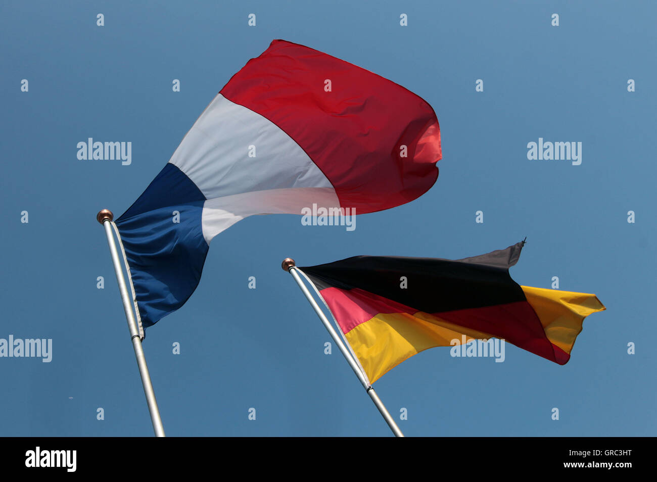 Flagge von Frankreich und Deutschland im Wind Stockfoto