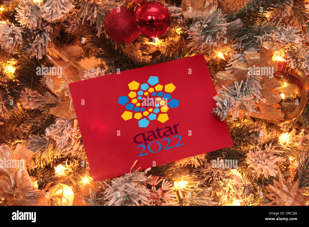 Umschlag mit Logo der Fifa WM 2022 In Katar einen Weihnachtsbaum Stockfoto