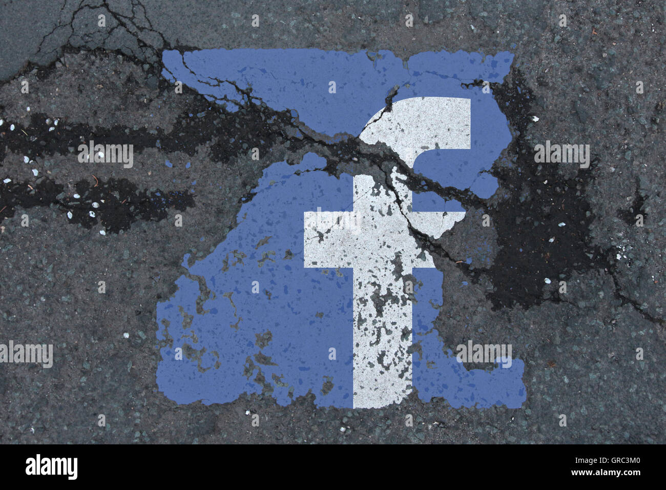 Facebook-Logo auf der Bundesstrasse erodieren Stockfoto