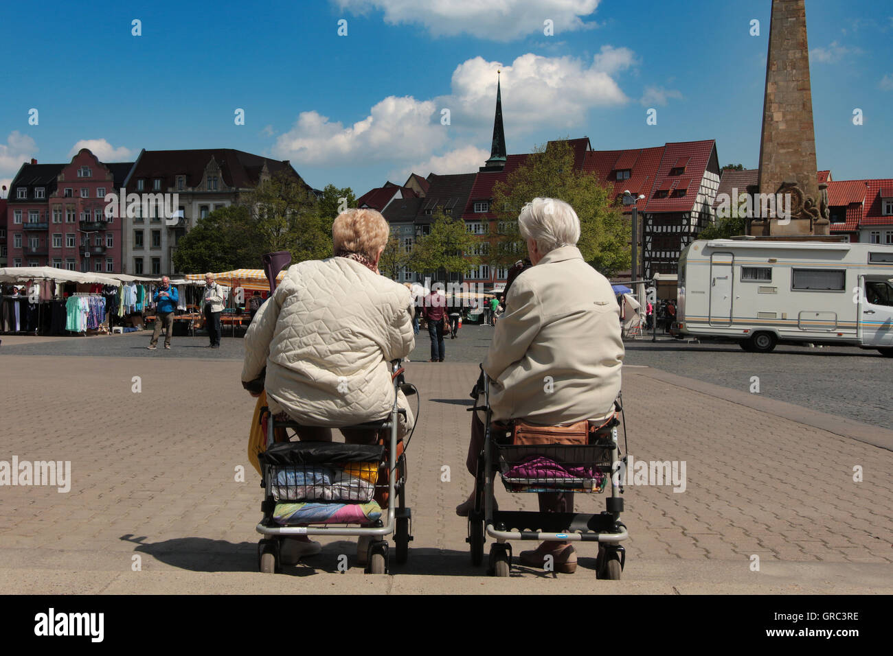 Ältere Frauen In ihren Rollstühlen Chat In Erfurt Stockfoto