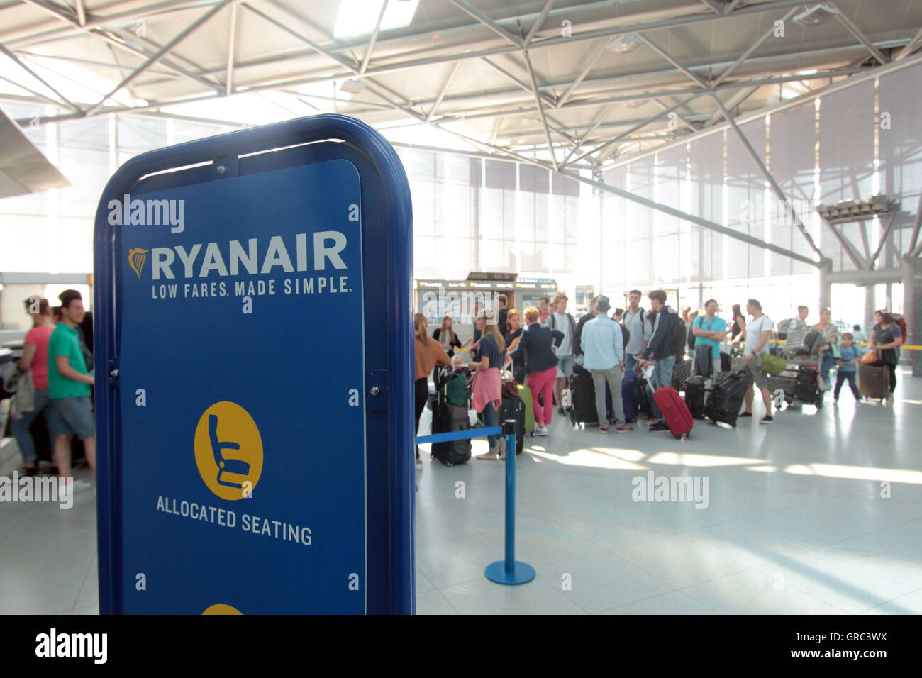 Lange Linie des Wartens Passagiere bei Ryanair Check-in Schalter, Flughafen Köln Stockfoto