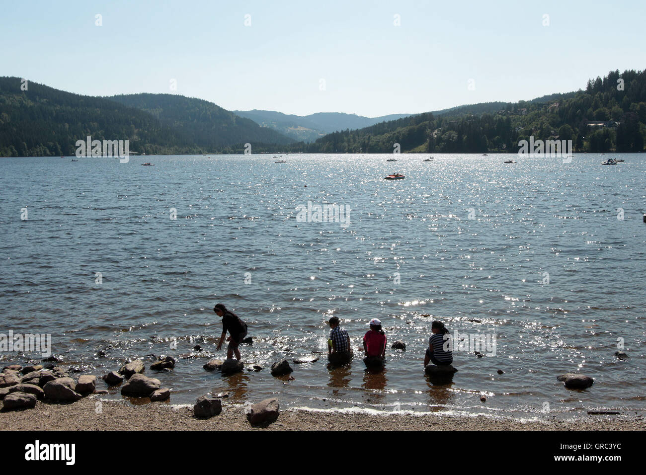 Menschen am See Titisee während A heißen Sommertag Stockfoto