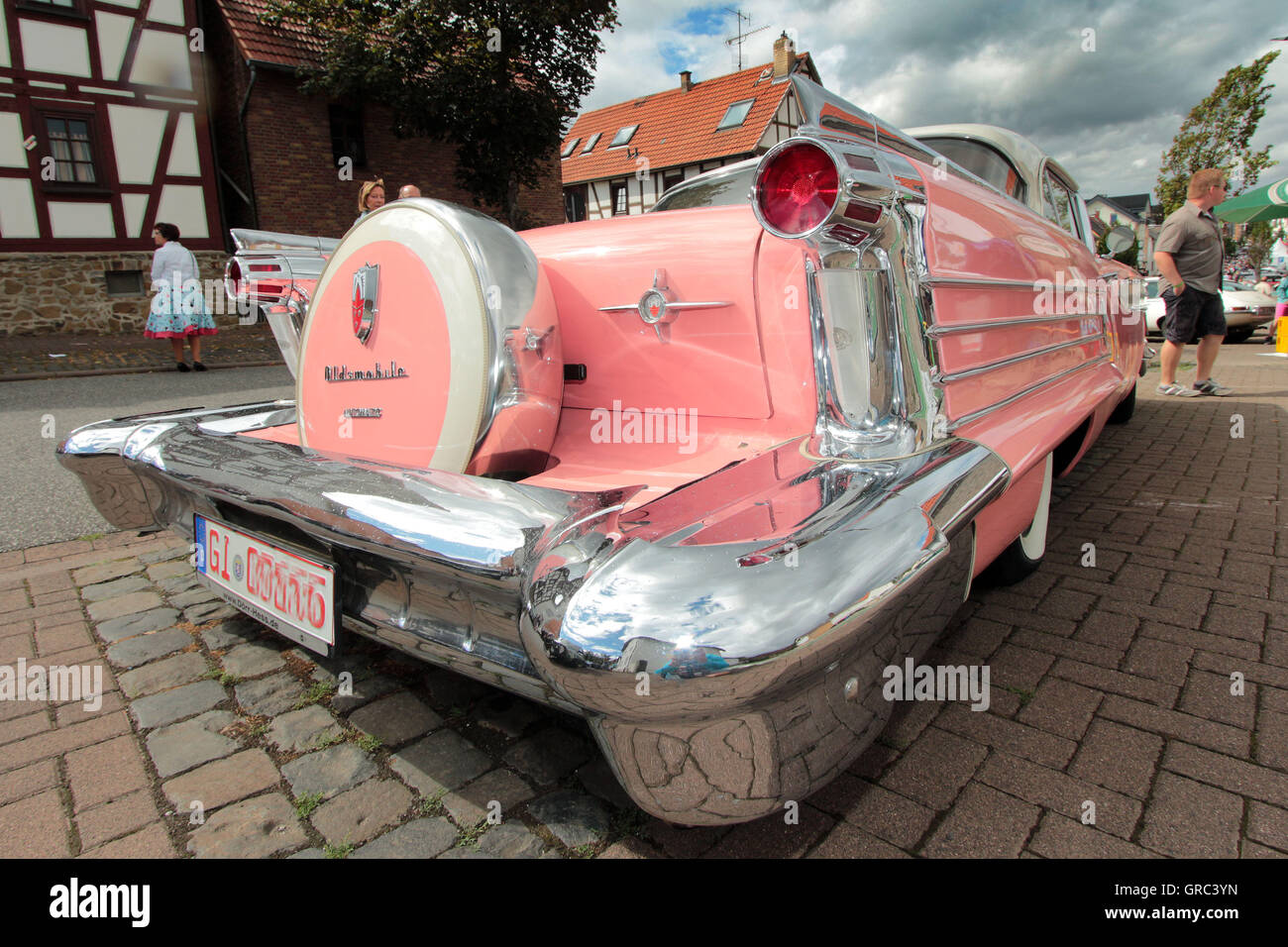 Oldtimer Oldsmobile Eighty Eight In Rosa Stockfoto