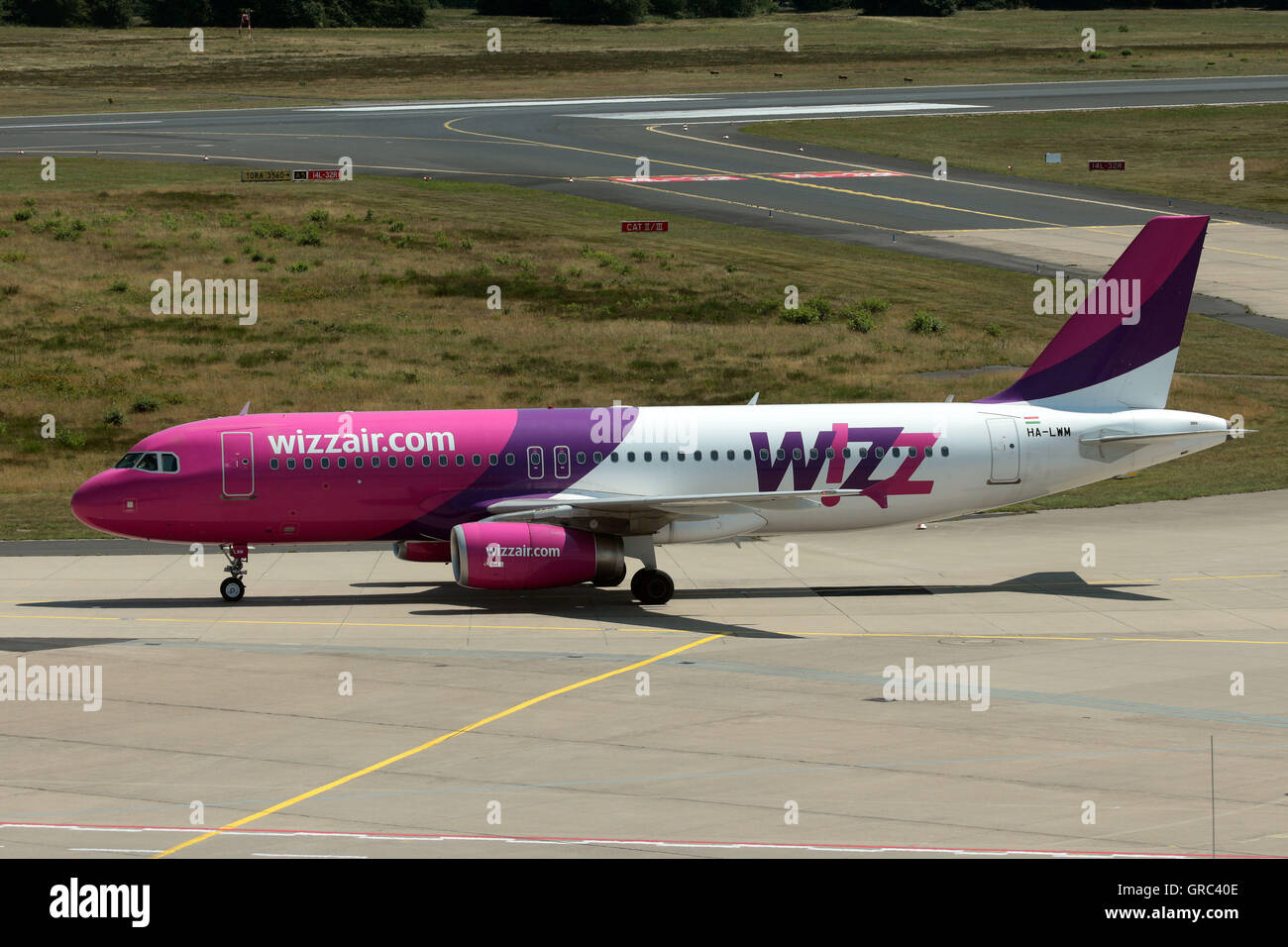 Airbus A320 Wizzair mit Registrierung Ha-Lwm Rollen zum Gate am Flughafen Köln Stockfoto