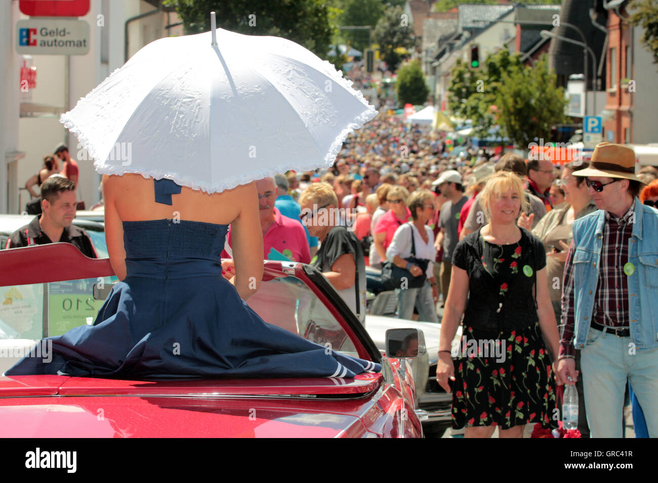 Festival Golden Oldies In Wettenberg Frau im zeitgenössischen Kleid Posen Stockfoto