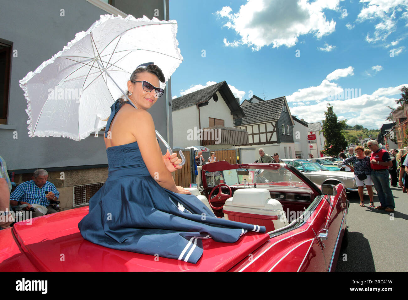Festival Golden Oldies In Wettenberg Frau im zeitgenössischen Kleid Posen Stockfoto