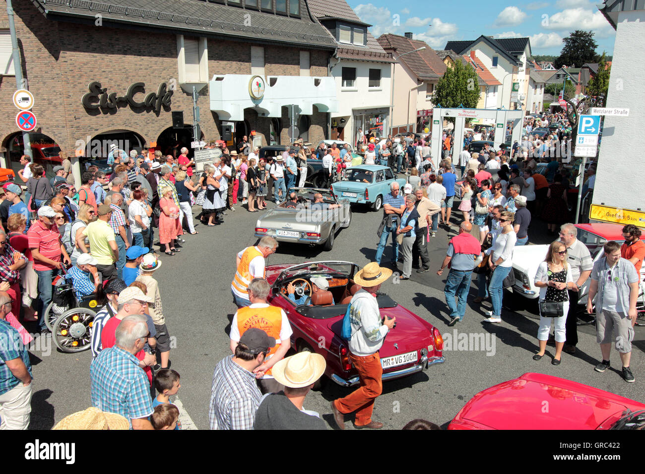 Oldtimer-Paraade beim Festival Golden Oldies In Wettenberg Stockfoto