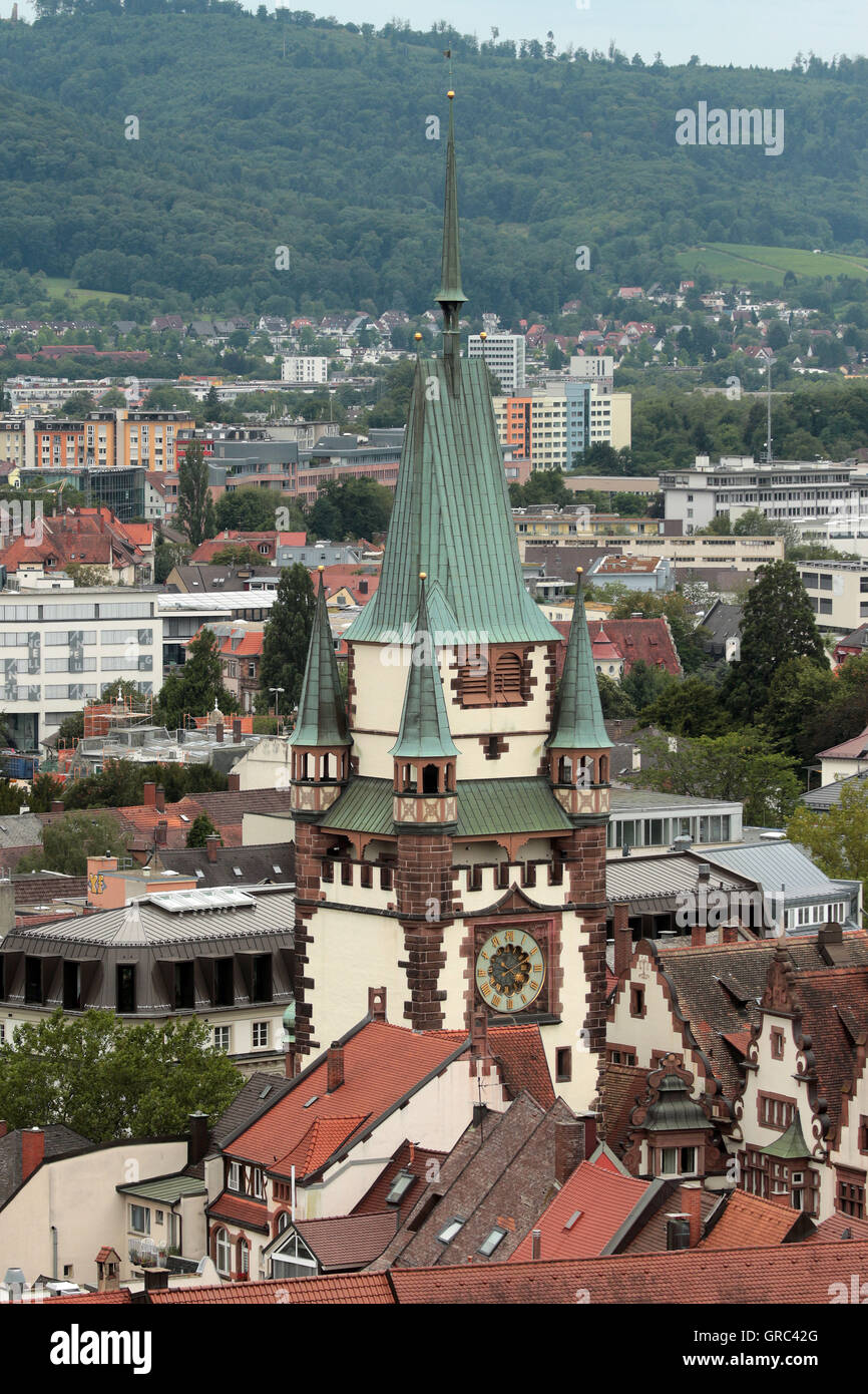 Meisterturm mit historischen Altstadt In Freiburg Stockfoto