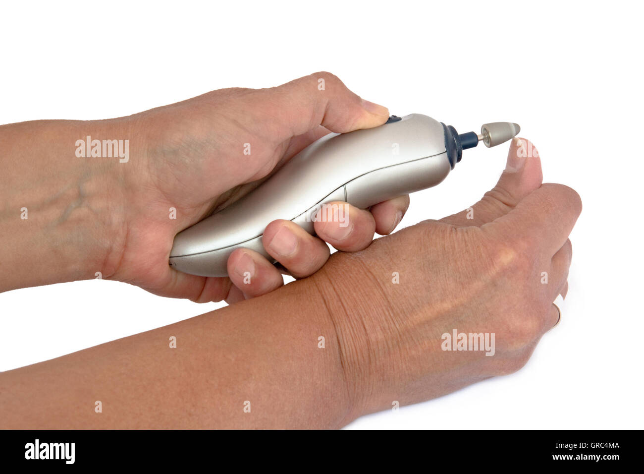 Nahaufnahme von weiblichen Händen mit elektrische Nagel Trimmer Stockfoto