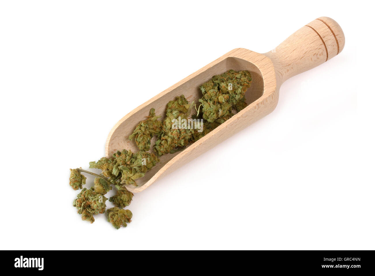 Getrocknete Cannabis Knospen auf eine hölzerne Kugel Stockfoto