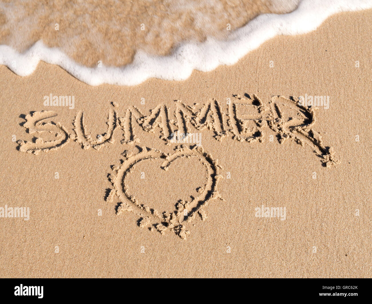 Herz und Finger gezogen Sommer Wort anmelden Strandsand Stockfoto