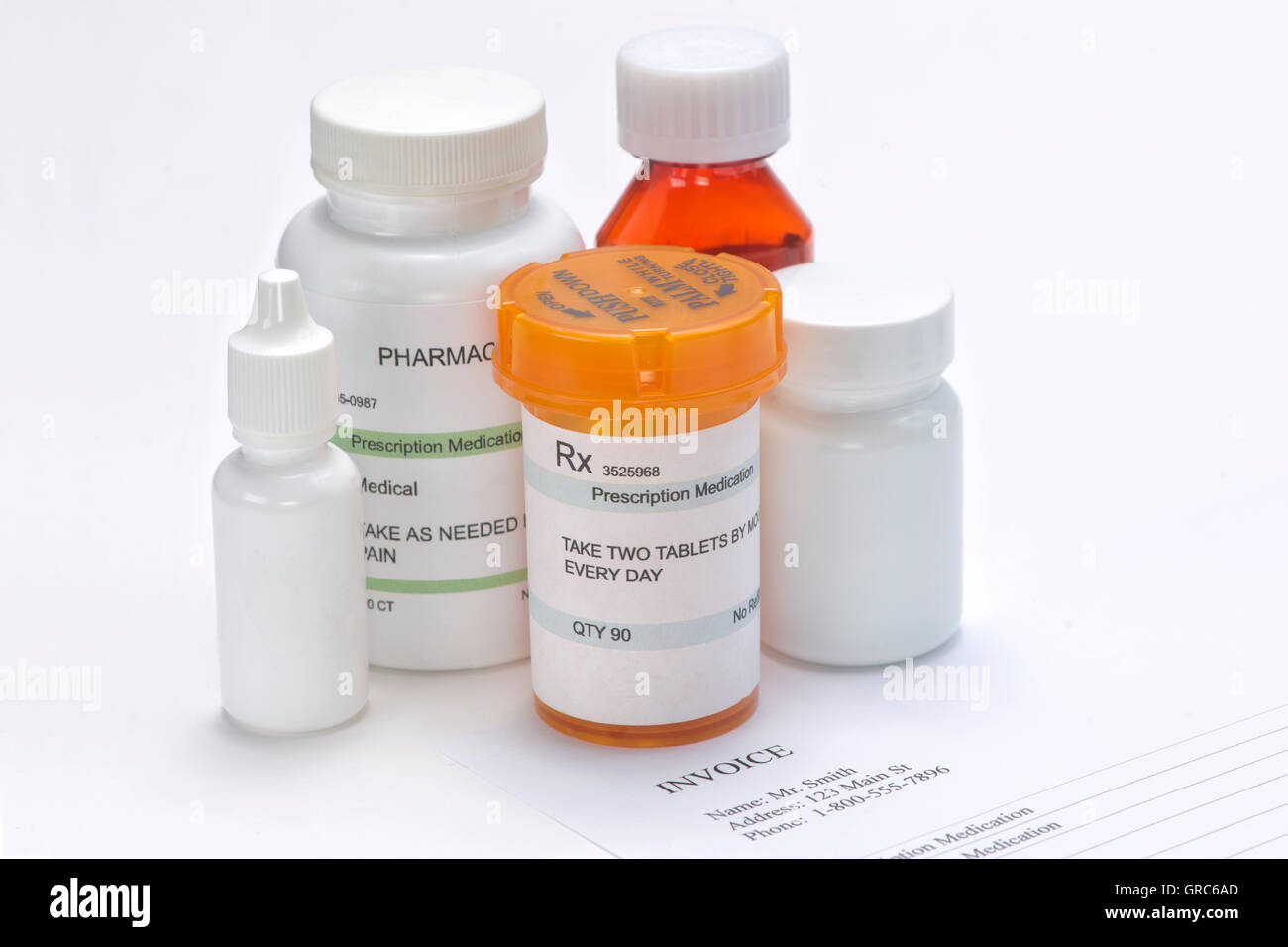 Verschreibungspflichtige Medikamente mit Rechnung in Papierform. Etiketten sind fiktiv und vom Fotografen erstellt. Stockfoto