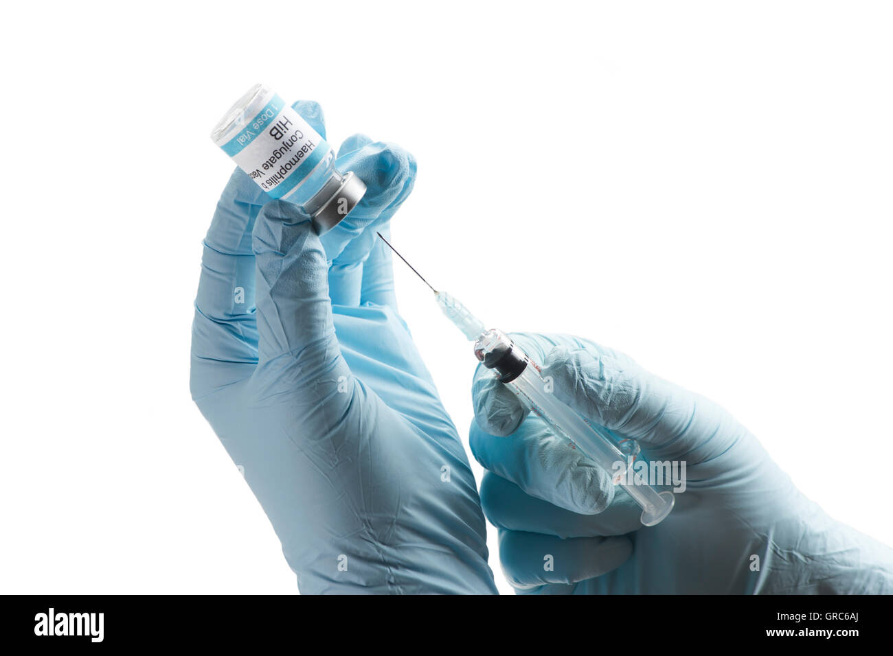 Haemophilis Virus Impfstoff Fläschchen in Spritze gezeichnet wird.  Label ist frei erfunden und von Fotografen geschaffen. Stockfoto